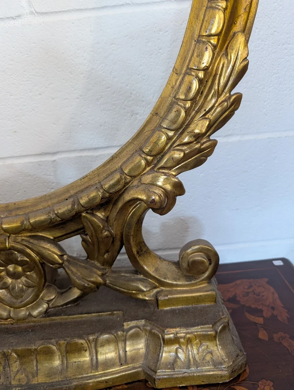 Cadre ovale à poser, en bois sculpté et doré à la manière de La Mecque