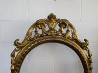Cadre ovale à poser, en bois sculpté et doré à la manière de La Mecque