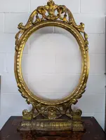 Cadre ovale à poser, en bois sculpté et doré à la manière de La Mecque