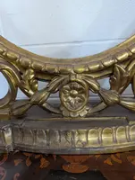 Cadre ovale à poser, en bois sculpté et doré à la manière de La Mecque
