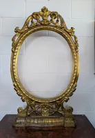 Cadre ovale à poser, en bois sculpté et doré à la manière de La Mecque