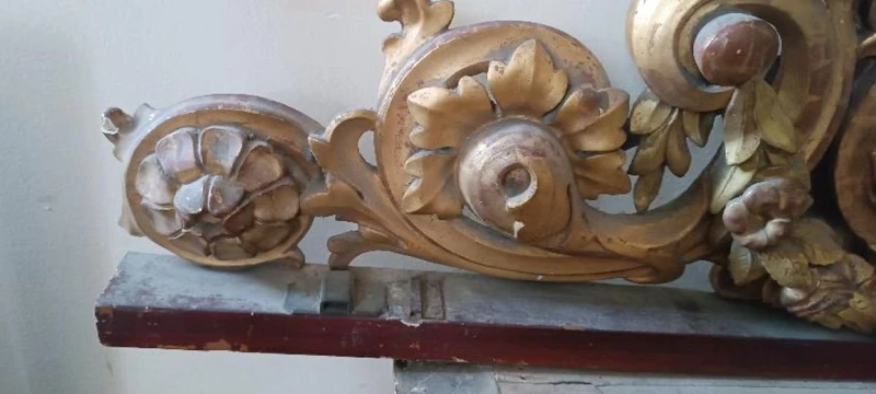 Grande antico fregio in legno dorato e intagliato xix secolo