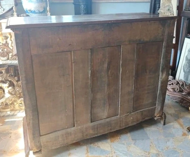 18th-century two-door sideboard in Piedmont walnut