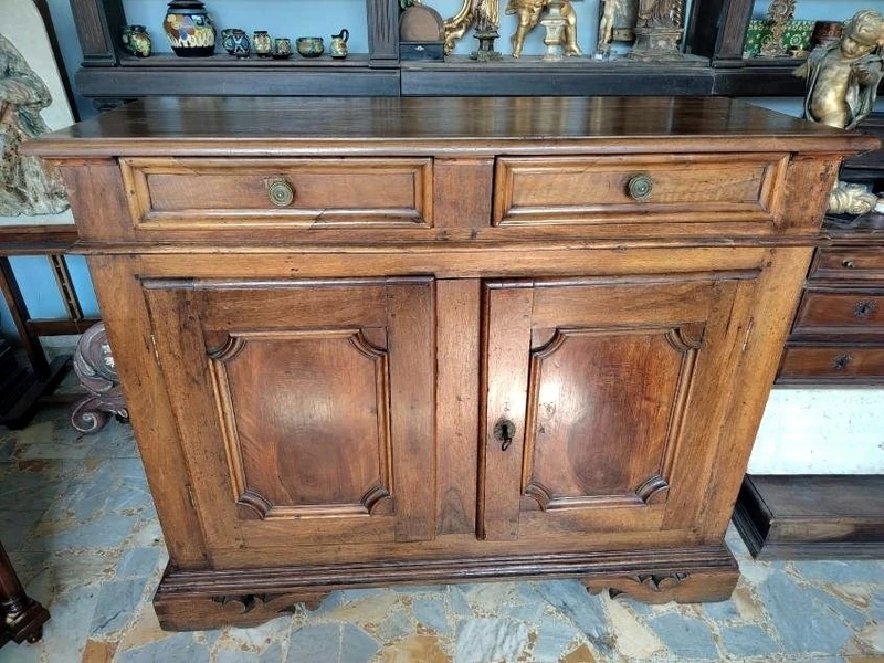 18th-century two-door sideboard in Piedmont walnut