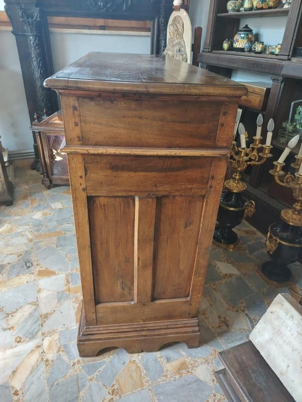 18th-century two-door sideboard in Piedmont walnut