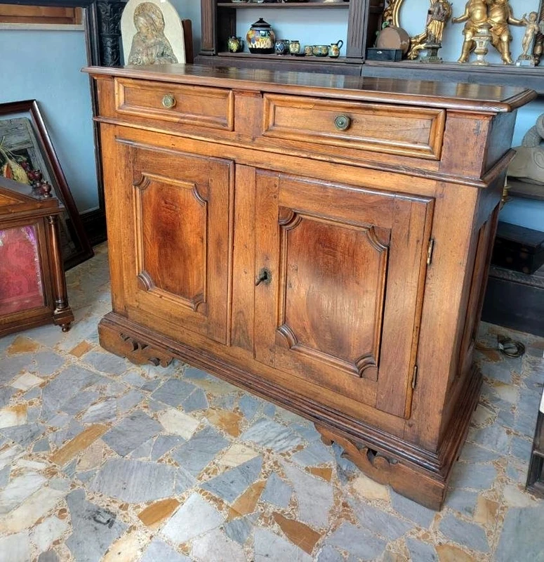 18th-century two-door sideboard in Piedmont walnut
