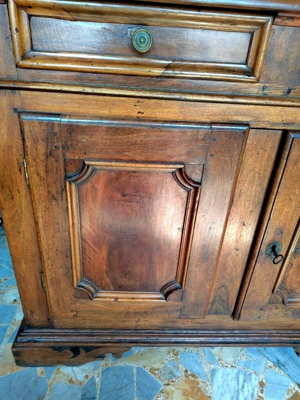 18th-century two-door sideboard in Piedmont walnut