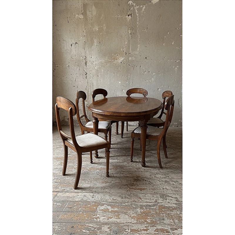 Oval walnut table and six matching chairs, early 20th century.