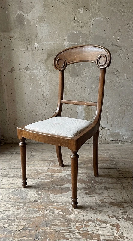 Oval walnut table and six matching chairs, early 20th century.