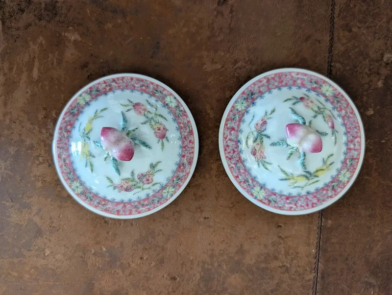 Pair of Chinese porcelain vases with lids, decoration "children in the garden"