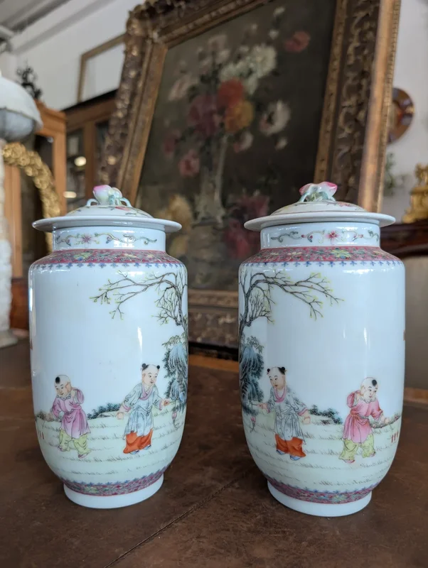 Pair of Chinese porcelain vases with lids, decoration "children in the garden"