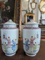 Pair of Chinese porcelain vases with lids, decoration "children in the garden"