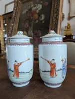 Pair of Chinese porcelain vases with lids, decoration "children in the garden"