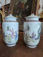 Pair of Chinese porcelain vases with lids, decoration "children in the garden"
