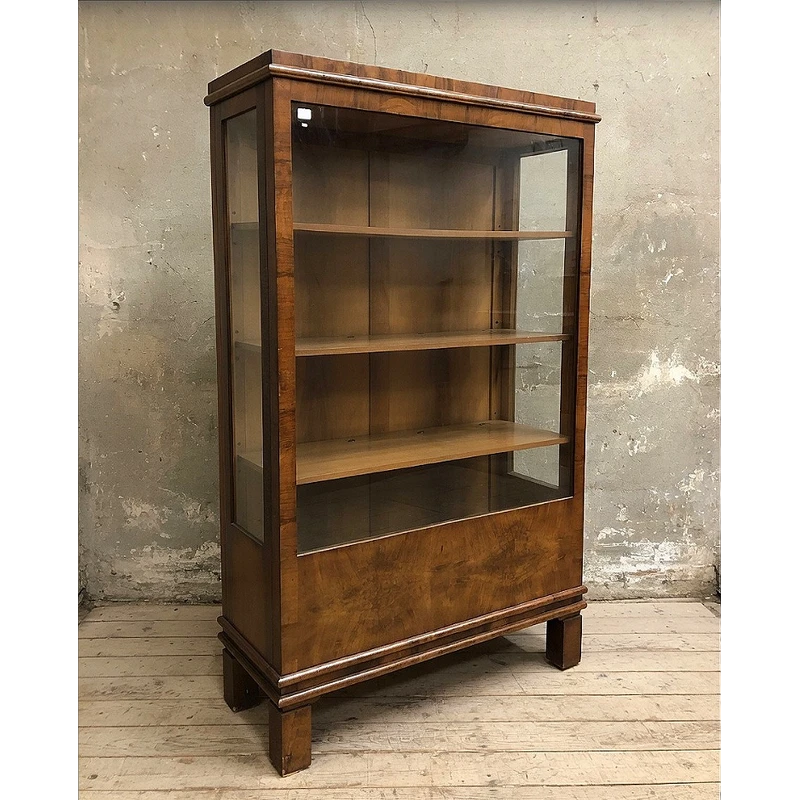 Libreria/vetrina Biedermeier in pregiata radica di noce, prima metà dell’Ottocento.