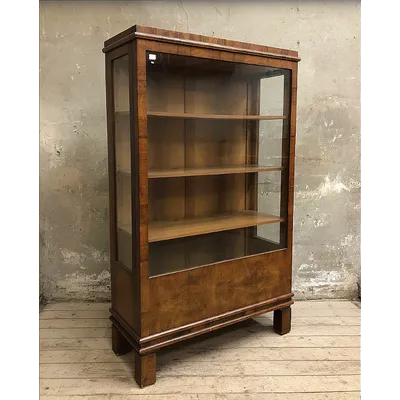 Biedermeier bookcase/display cabinet in fine walnut burl, first half of the 19th century.