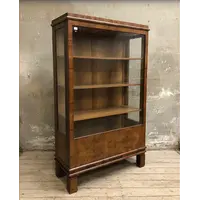 Libreria/vetrina Biedermeier in pregiata radica di noce, prima metà dell’Ottocento.