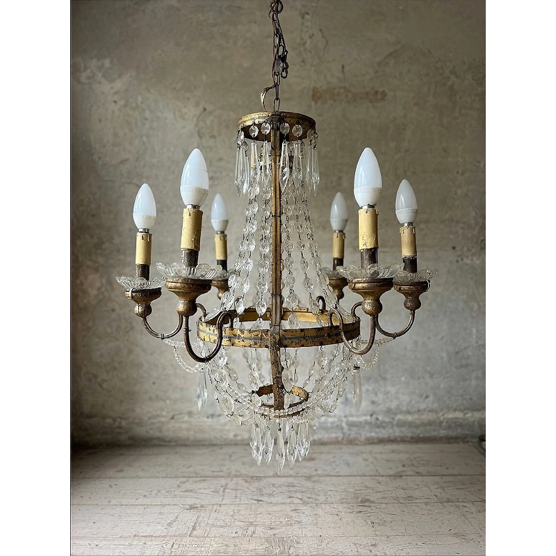 Lustre en cristal à six lumières, datant du milieu du XIXe siècle.