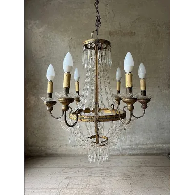 Lustre en cristal à six lumières, datant du milieu du XIXe siècle.