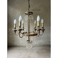 Lustre en cristal à six lumières, datant du milieu du XIXe siècle.