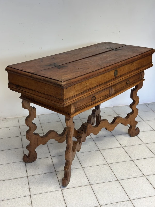 Bureau « San Filippo » de style Louis XIV, datant de la fin du XVIIe siècle, provenant de la région de Vénétie.