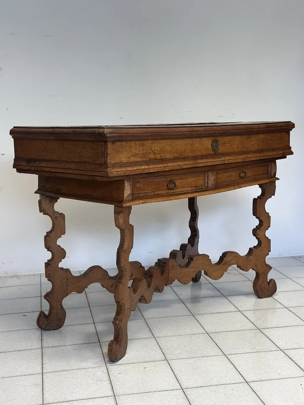 Bureau « San Filippo » de style Louis XIV, datant de la fin du XVIIe siècle, provenant de la région de Vénétie.