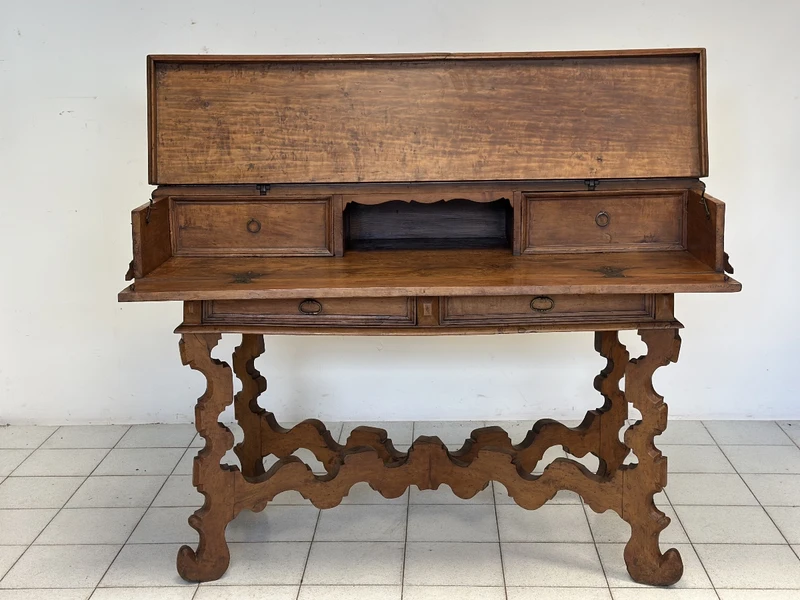 Bureau « San Filippo » de style Louis XIV, datant de la fin du XVIIe siècle, provenant de la région de Vénétie.