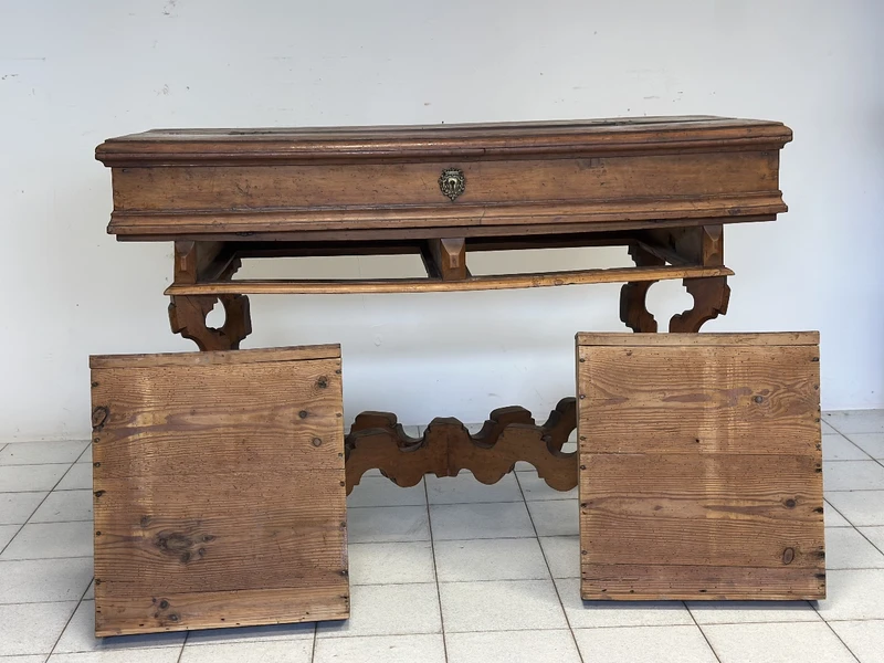 Bureau « San Filippo » de style Louis XIV, datant de la fin du XVIIe siècle, provenant de la région de Vénétie.