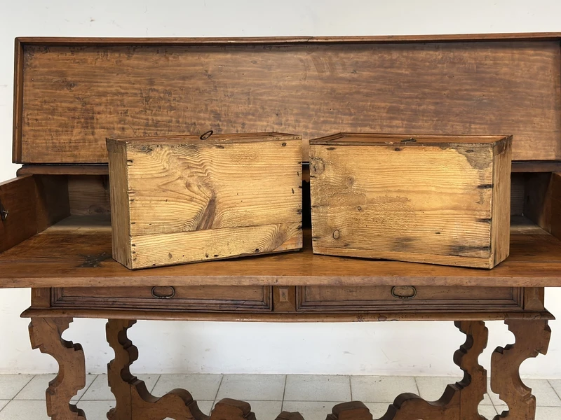 Bureau « San Filippo » de style Louis XIV, datant de la fin du XVIIe siècle, provenant de la région de Vénétie.