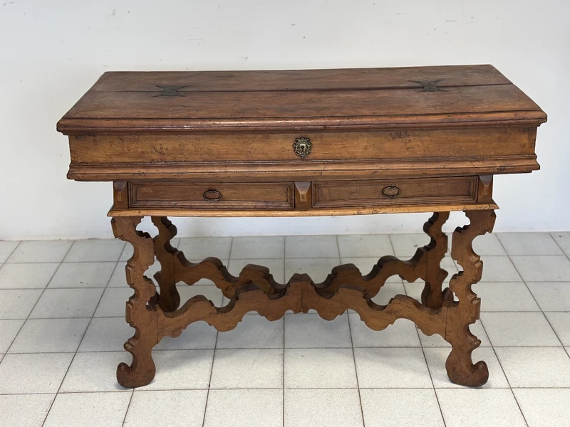 Bureau « San Filippo » de style Louis XIV, datant de la fin du XVIIe siècle, provenant de la région de Vénétie.