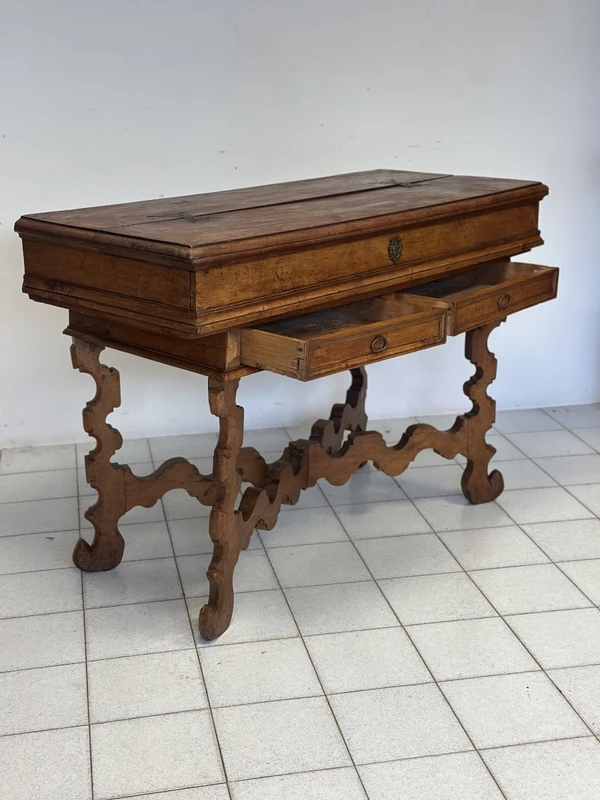 Bureau « San Filippo » de style Louis XIV, datant de la fin du XVIIe siècle, provenant de la région de Vénétie.