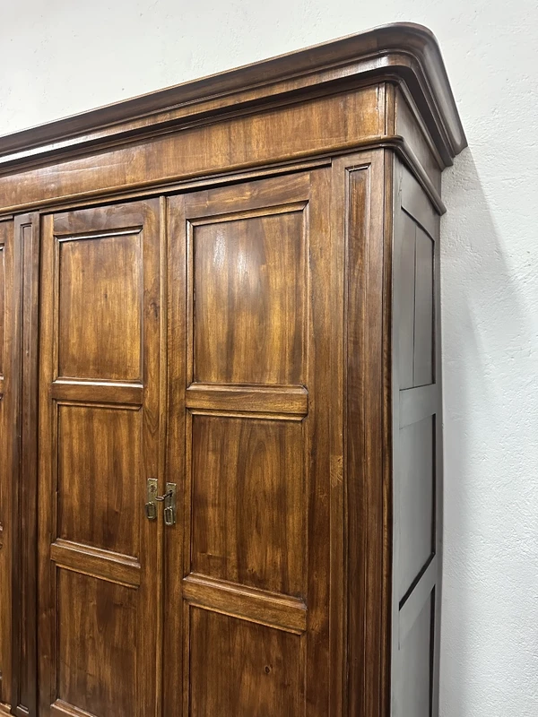 Armoire Carlo X à quatre portes, de style lombard, en noyer. Milan, première moitié du XIXe siècle