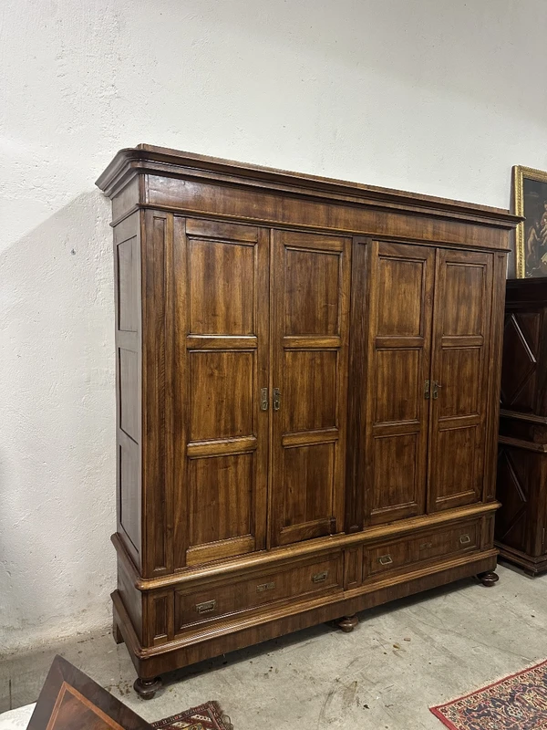 Armoire Carlo X à quatre portes, de style lombard, en noyer. Milan, première moitié du XIXe siècle