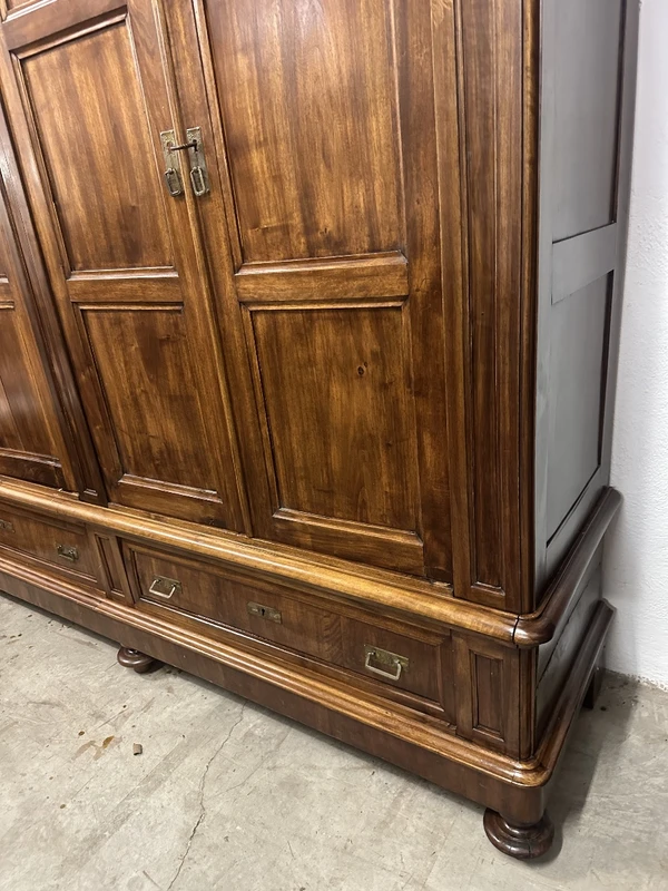 Armoire Carlo X à quatre portes, de style lombard, en noyer. Milan, première moitié du XIXe siècle