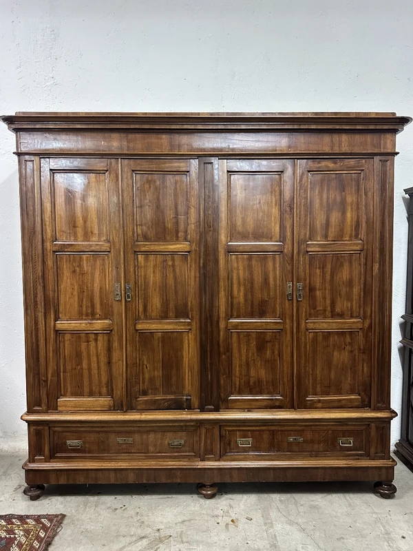 Armoire Carlo X à quatre portes, de style lombard, en noyer. Milan, première moitié du XIXe siècle