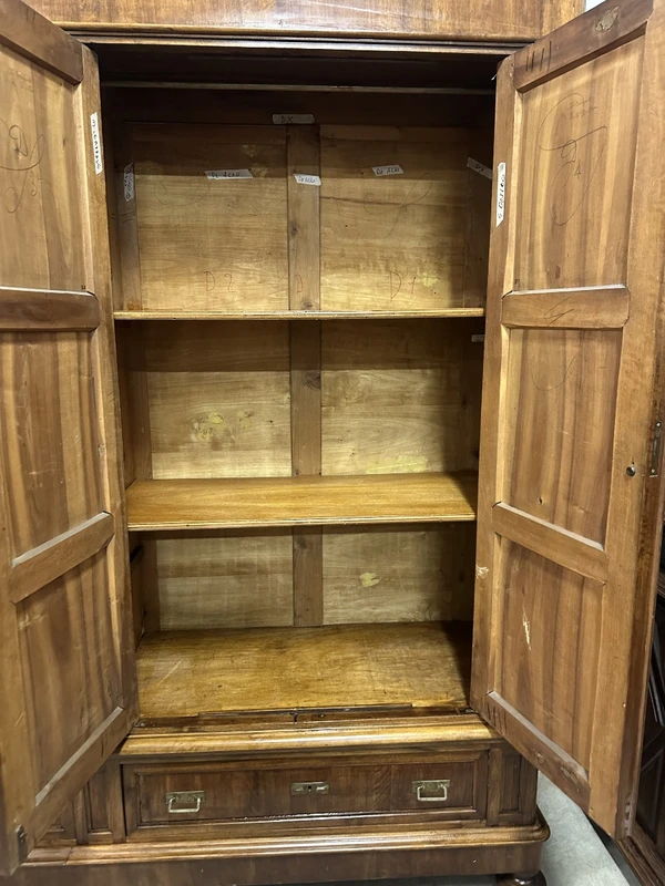 Armoire Carlo X à quatre portes, de style lombard, en noyer. Milan, première moitié du XIXe siècle