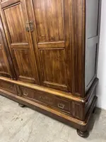 Armoire Carlo X à quatre portes, de style lombard, en noyer. Milan, première moitié du XIXe siècle