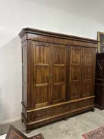 Armoire Carlo X à quatre portes, de style lombard, en noyer. Milan, première moitié du XIXe siècle