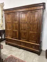 Armoire Carlo X à quatre portes, de style lombard, en noyer. Milan, première moitié du XIXe siècle
