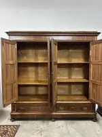 Armoire Carlo X à quatre portes, de style lombard, en noyer. Milan, première moitié du XIXe siècle