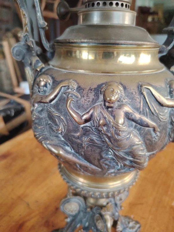 Grande lampada a petrolio da tavolo antica in bronzo in stile neoclassico, fine 800