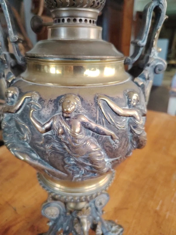 Grande lampada a petrolio da tavolo antica in bronzo in stile neoclassico, fine 800