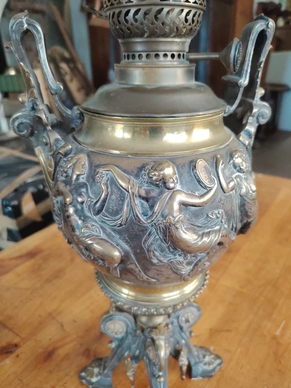 Grande lampada a petrolio da tavolo antica in bronzo in stile neoclassico, fine 800