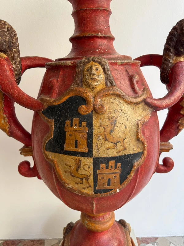 Porte-bougie baroque en bois et plâtre laqué et peint – XVIIe siècle. Espagne
