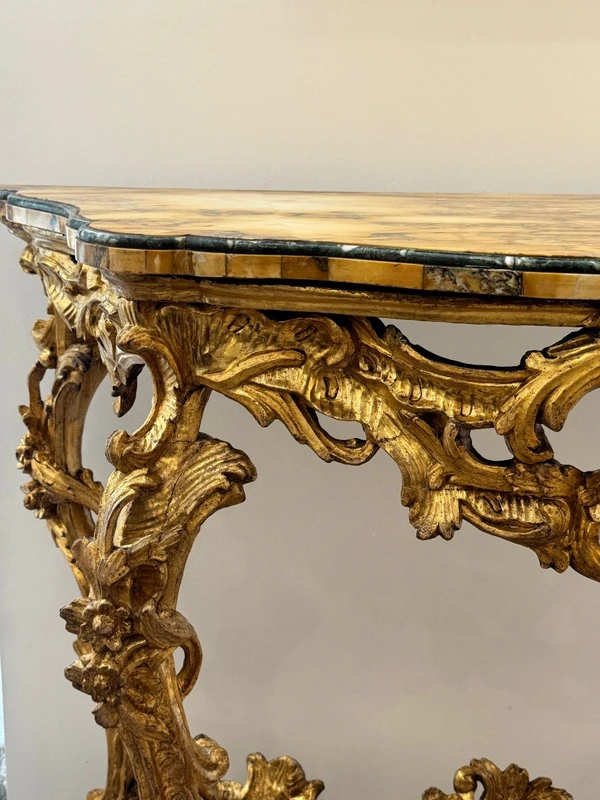 Console romaine du XVIIIe siècle.