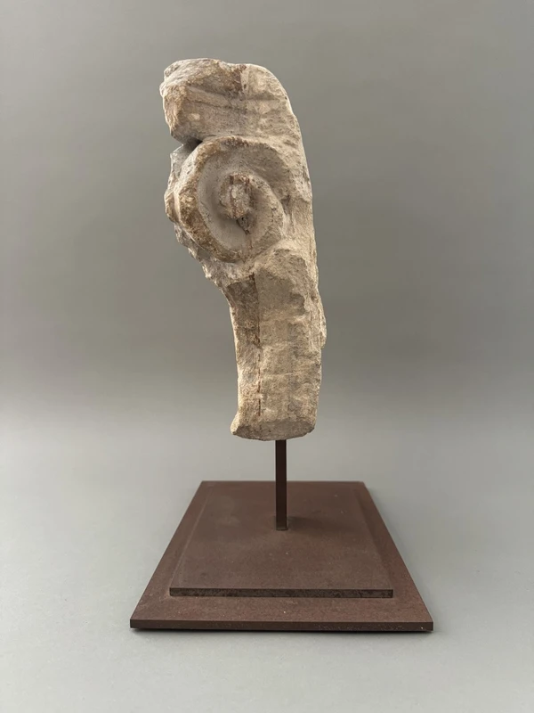 Corinthian capital on a flat column—first half of the 16th century.