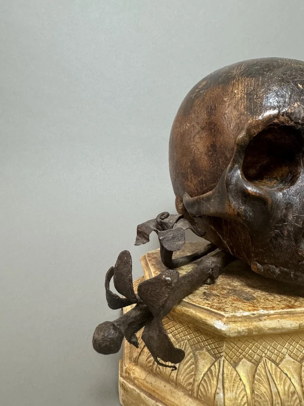 Vanitas sur socle en bois doré du XVIIe siècle - Italie