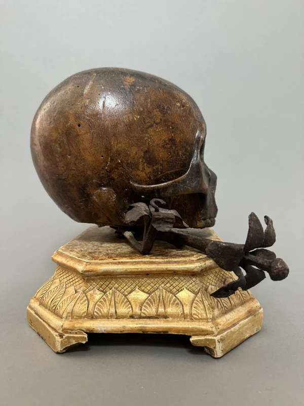 Vanitas sur socle en bois doré du XVIIe siècle - Italie