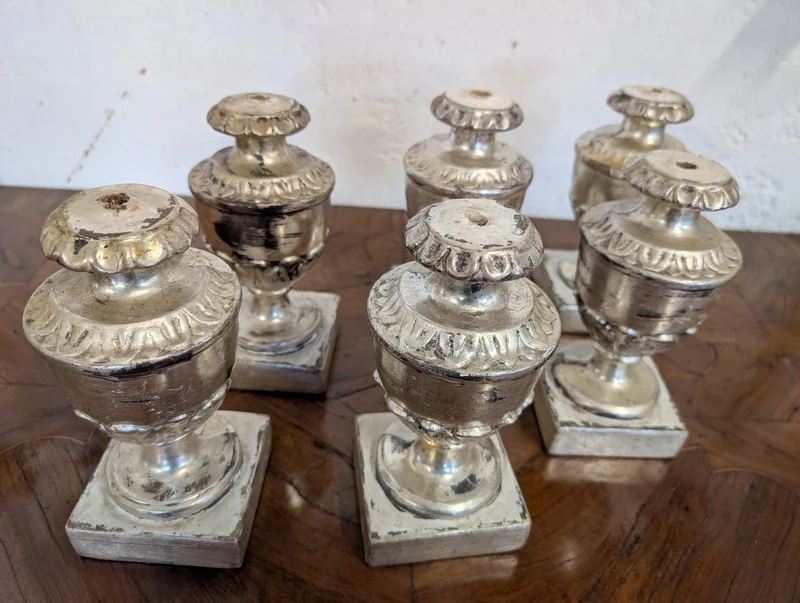 Gruppo di sei porta palme in legno scolpito e argentato