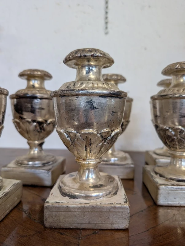 Gruppo di sei porta palme in legno scolpito e argentato